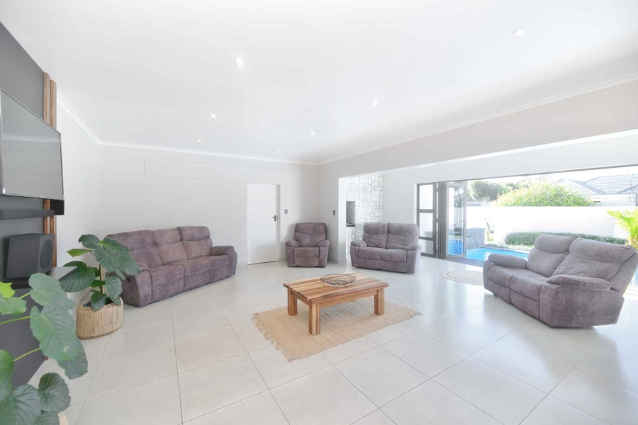 9 Bedroom Property for Sale in Westcliff Western Cape